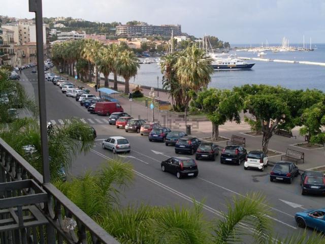 Appartamento in affitto di 130 m² in Via marina garibaldi