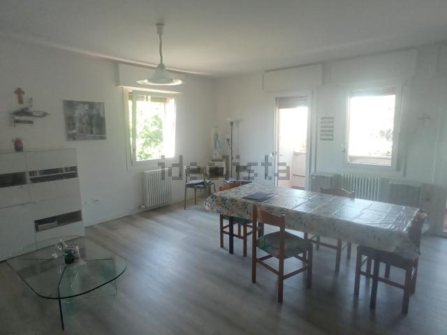 Appartamento in affitto di 130 m² in Via Ugo Foscolo