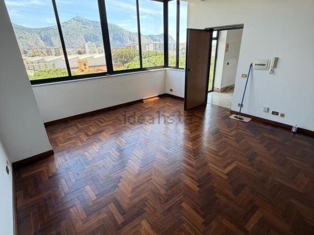 Appartamento in affitto di 130 m² in Via Ugo La Malfa, 62