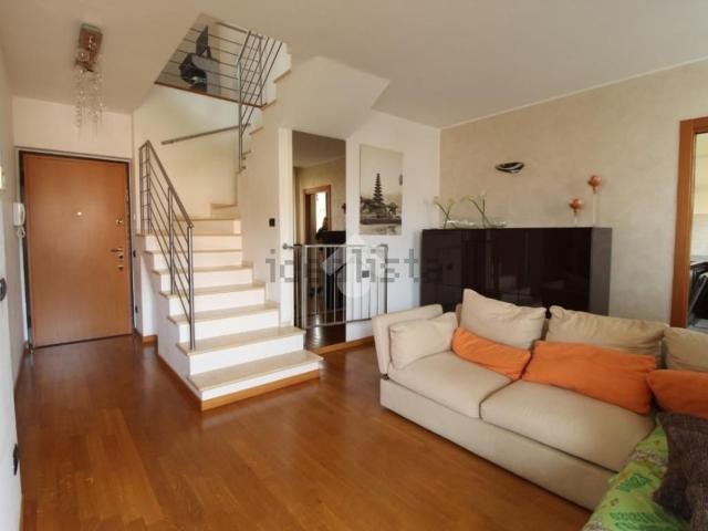 Appartamento in affitto di 131 m² in Via Varese, 257