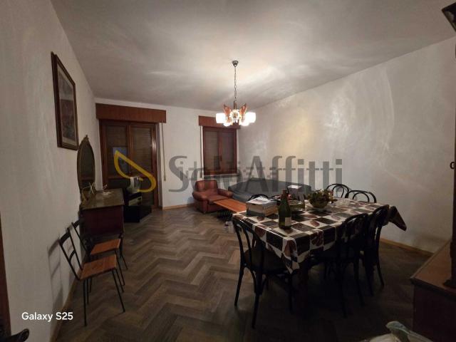 Appartamento in affitto di 133 m² in Via Vittorio Veneto