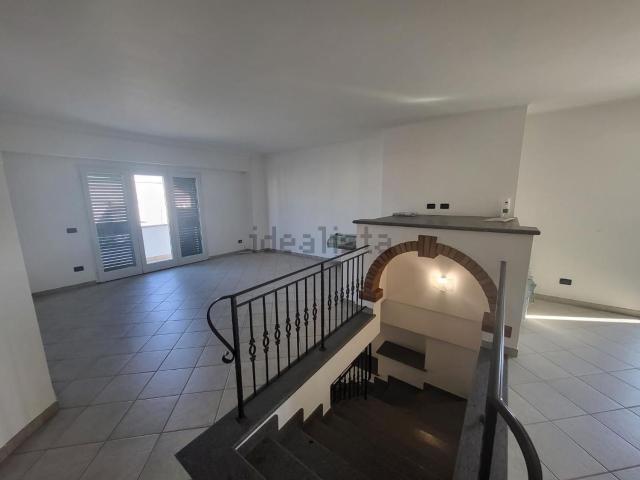 Appartamento in affitto di 135 m² in Via della Botte