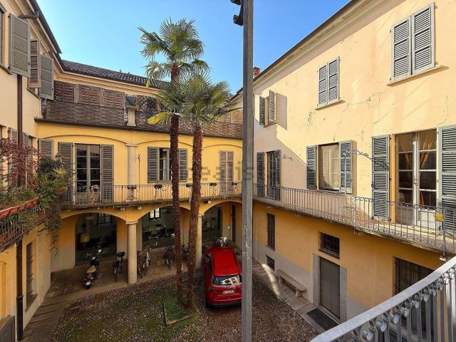 Appartamento in affitto di 135 m² in Via Francesco Dominioni, 3