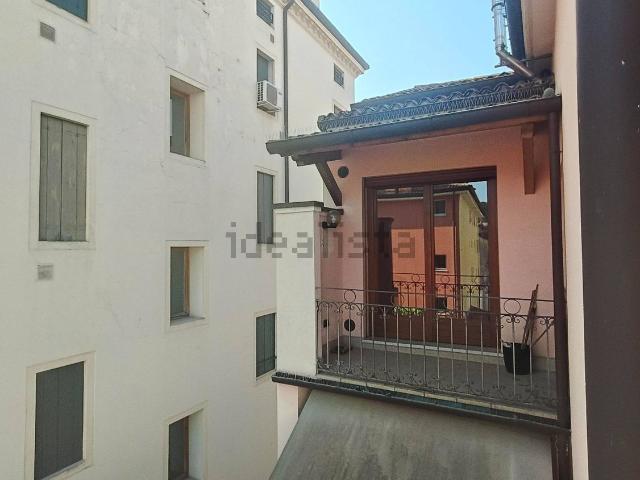 Appartamento in affitto di 135 m² in Via San Felice, 199