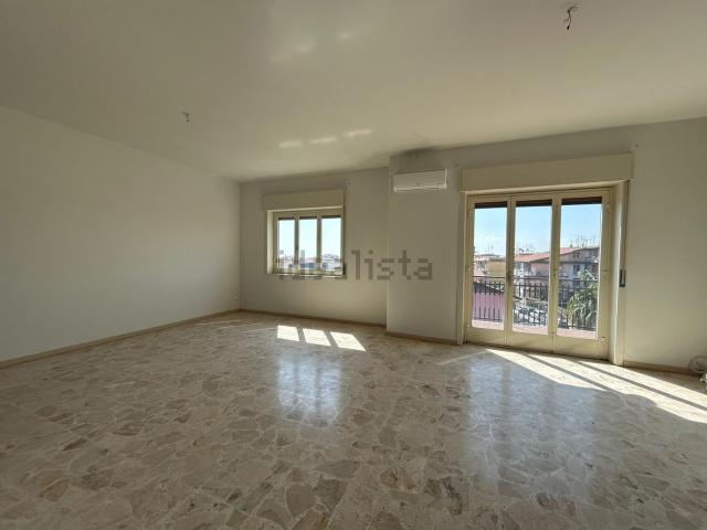Appartamento in affitto di 135 m² in Via V. Bellini, 3