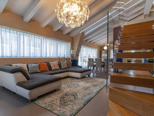 Appartamento in affitto di 140 m² in Via Campania, 162