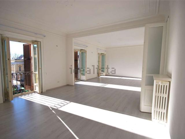 Appartamento in affitto di 140 m² in Via Fratelli Rosselli, 26