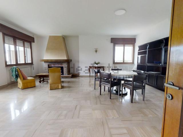 Appartamento in affitto di 140 m² in Via Sant&apos Antonino, 98