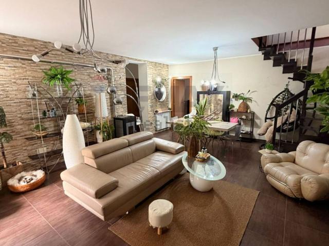 Appartamento in affitto di 140 m² in Via Regina Elena, 16
