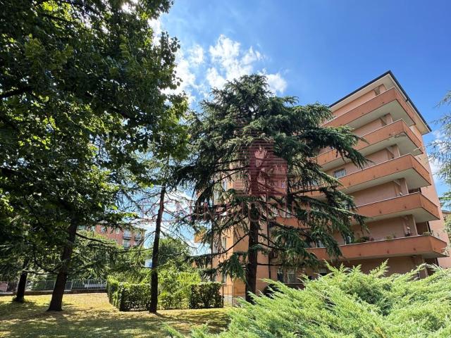 Appartamento in affitto di 142 m² in Via F. Petrarca, 1