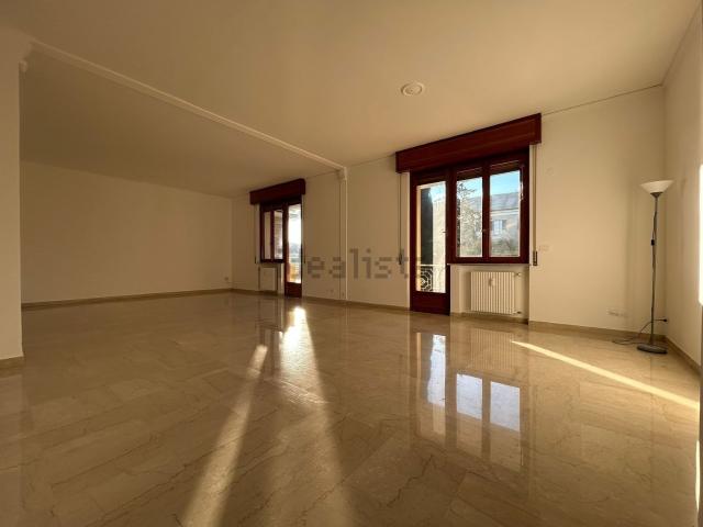 Appartamento in affitto di 144 m² in Via Giorgio Byron, 9