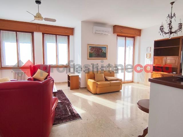 Appartamento in affitto di 145 m² in Via Livigno, 4