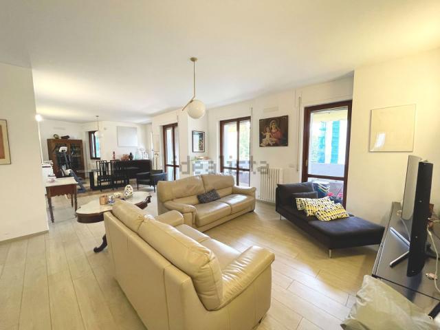 Appartamento in affitto di 145 m² in Via Sapri, 51