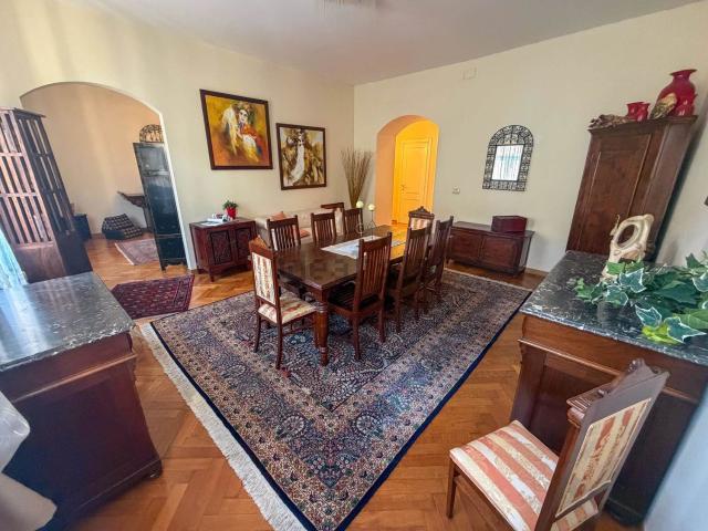 Appartamento in affitto di 145 m² in Via Ugo Foscolo, 18