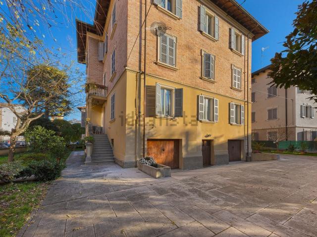 Appartamento in affitto di 145 m² in Viale L. A. Muratori, 33