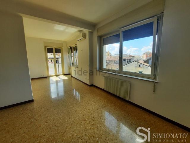 Appartamento in affitto di 146 m² in Via Avogari