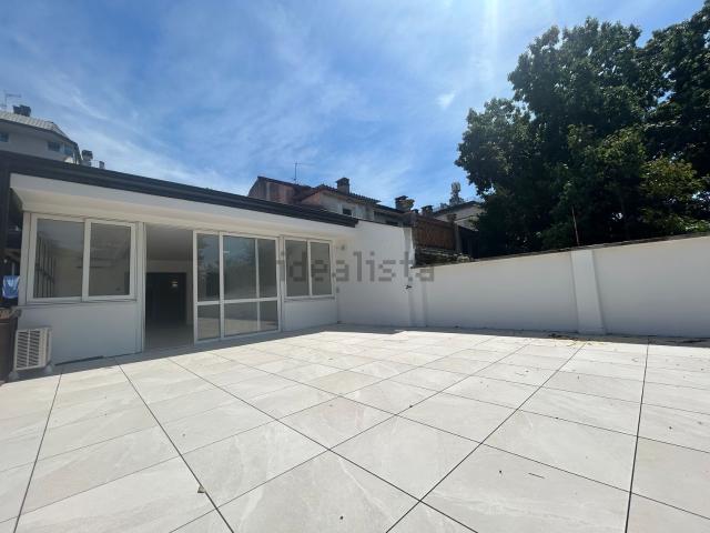 Appartamento in affitto di 147 m² in Via Giacomo Matteotti