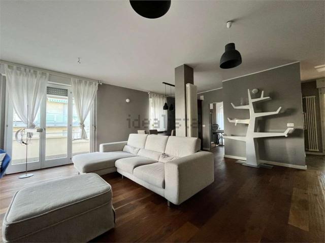 Appartamento in affitto di 149 m² in Viale Primo Vere, 134