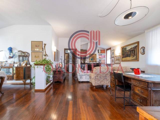 Appartamento in affitto di 150 m² in Via Baioni