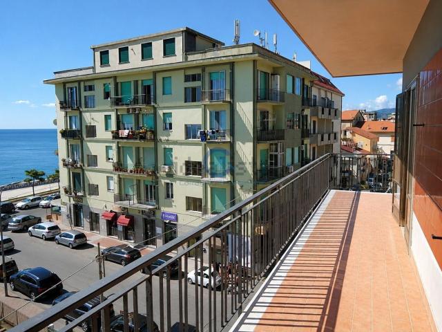Appartamento in affitto di 150 m² in Via F.Caracciolo, 1