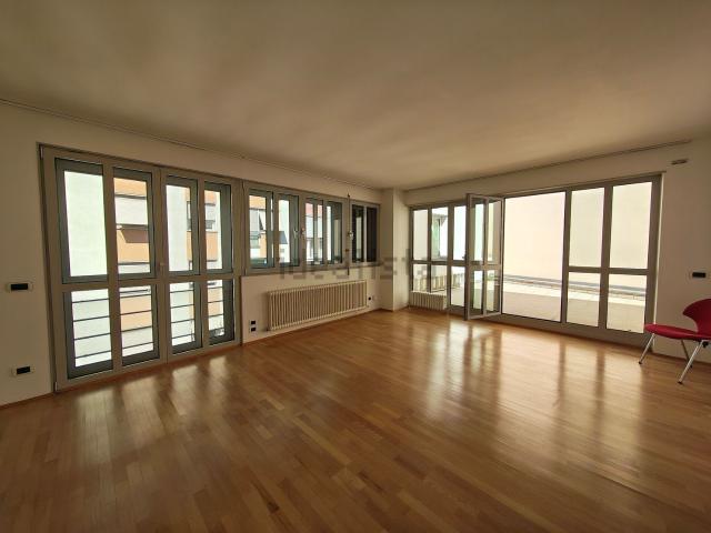 Appartamento in affitto di 150 m² in Via Leonardo Da Vinci, 24