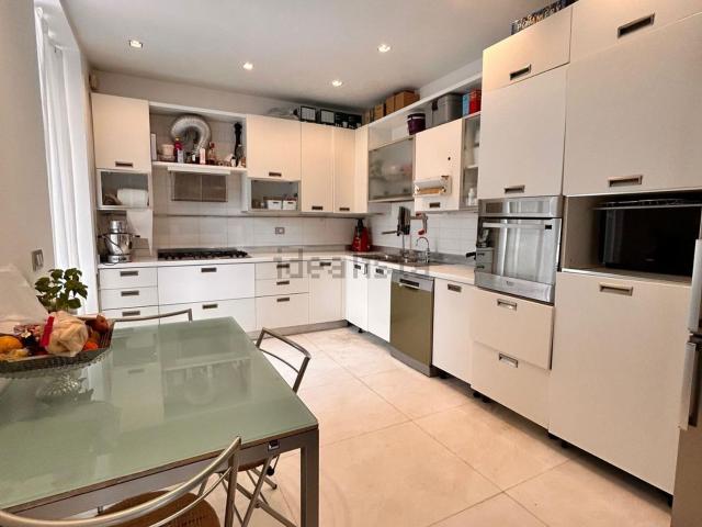 Appartamento in affitto di 150 m² in Via Paruta