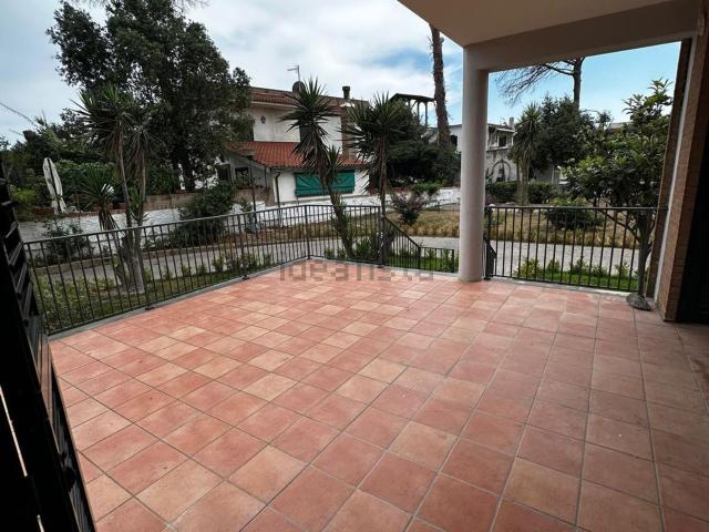 Appartamento in affitto di 150 m² in Viale del Mare