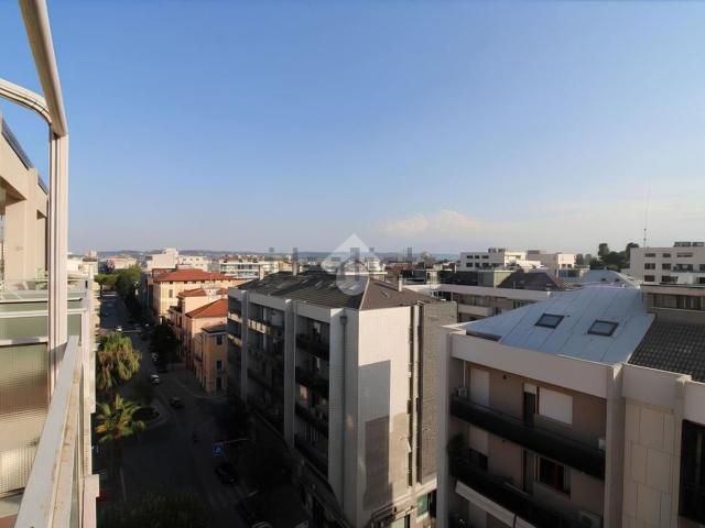 Appartamento in affitto di 150 m² in Viale Giovanni Bovio, 110