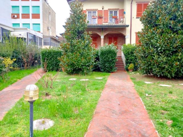Appartamento in affitto di 150 m² in Viale Matteotti, 83