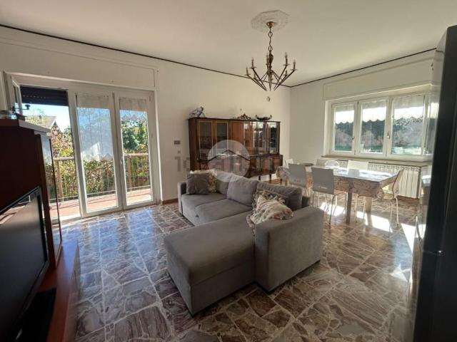 Appartamento in affitto di 153 m² in Via Camposanto, 3