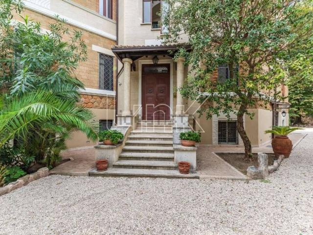 Appartamento in affitto di 154 m² in Via delle Terme Deciane