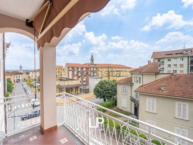 Appartamento in affitto di 154 m² in Via Martiri della Libertà, 27