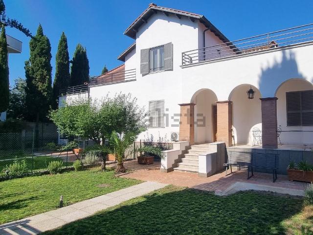 Appartamento in affitto di 155 m² in Via Appia Nuova, 1000