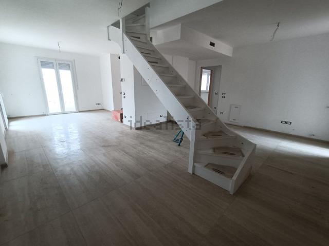Appartamento in affitto di 159 m² in Via Camillo Marcolini