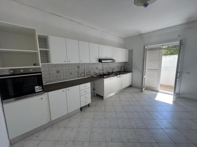 Appartamento in affitto di 160 m² in Via Domitiana