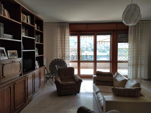 Appartamento in affitto di 160 m² in Via Montanara, 9