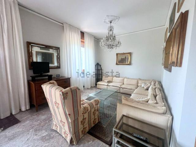 Appartamento in affitto di 165 m² in Viale Pubblico Passeggio