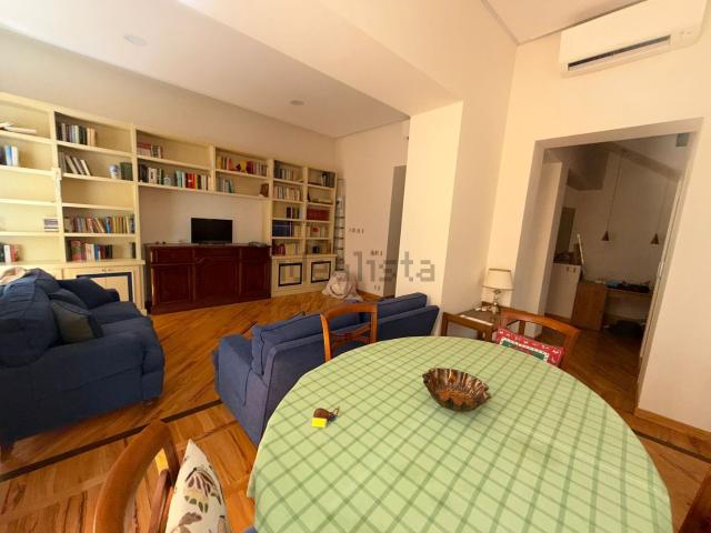 Appartamento in affitto di 170 m² in Via dei Crociferi, 41