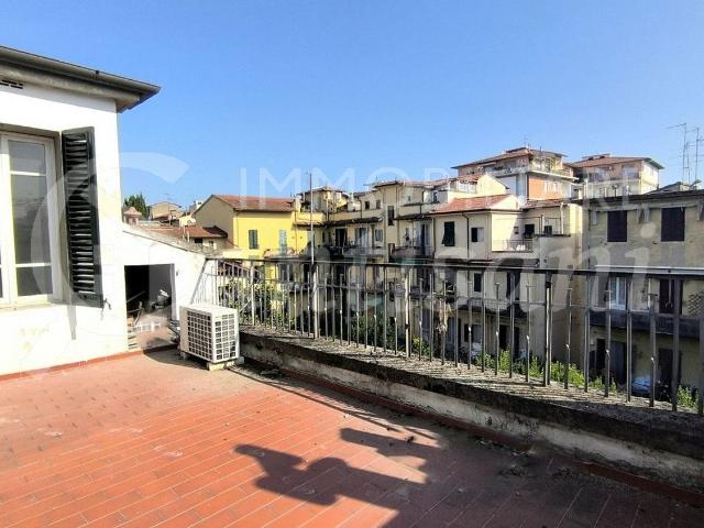 Appartamento in affitto di 172 m² in Via Dati Goro