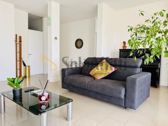 Appartamento in affitto di 172 m² in Via Papa Giovanni XXIII, 24