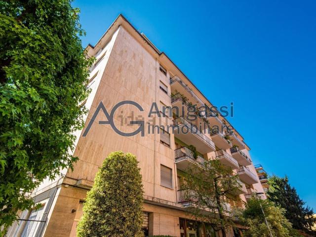 Appartamento in affitto di 175 m² in Via Divisione Julia