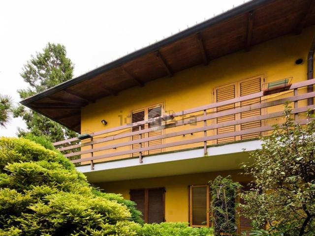 Appartamento in affitto di 176 m² in Via Circonvallazione, 38