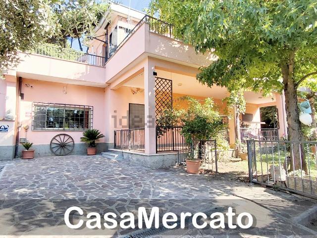 Appartamento in affitto di 176 m² in Via Valle Petrucola