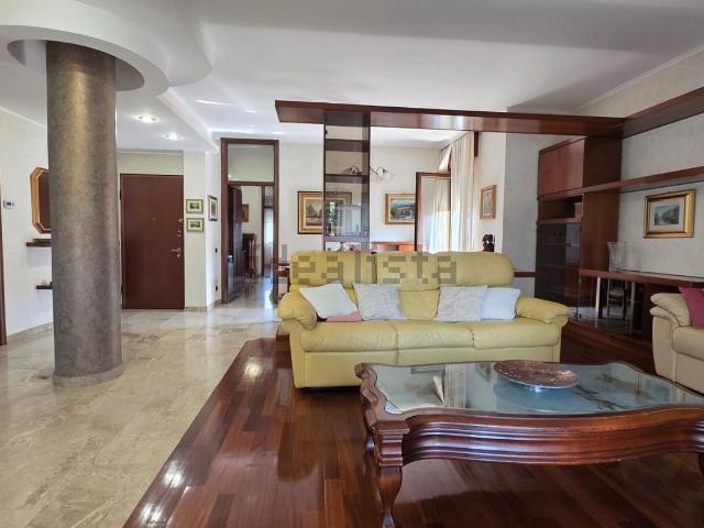 Appartamento in affitto di 180 m² in Via Don Luigi Sturzo