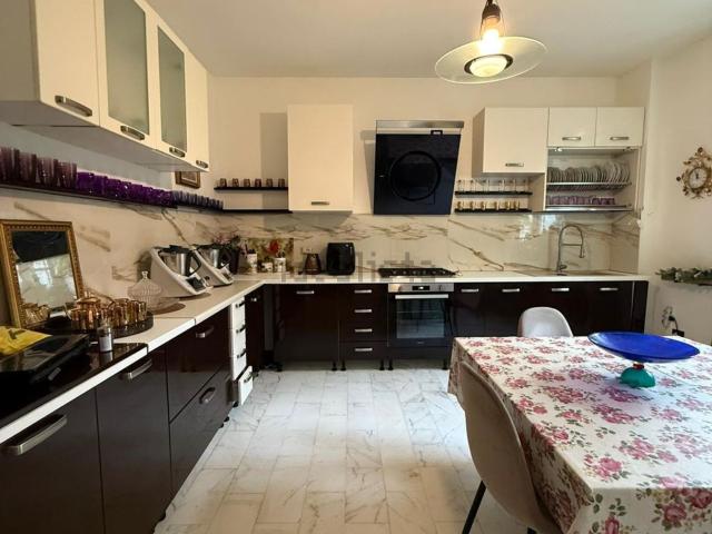 Appartamento in affitto di 180 m² in Via Ernesto Cairoli
