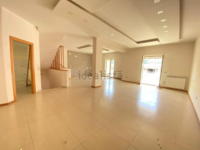 Appartamento in affitto di 180 m² in Via Eugenio Montale