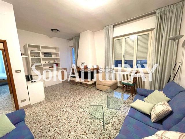Appartamento in affitto di 180 m² in Via F. Turati, 426