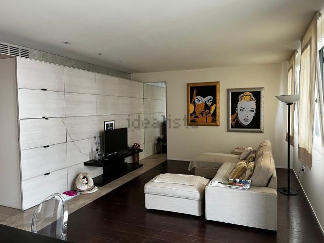 Appartamento in affitto di 180 m² in Via Montello