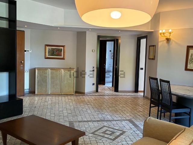 Appartamento in affitto di 183 m² in Via Monza, 2