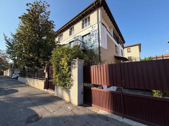 Appartamento in affitto di 184 m² in Via Gaetano Cresseri, 23